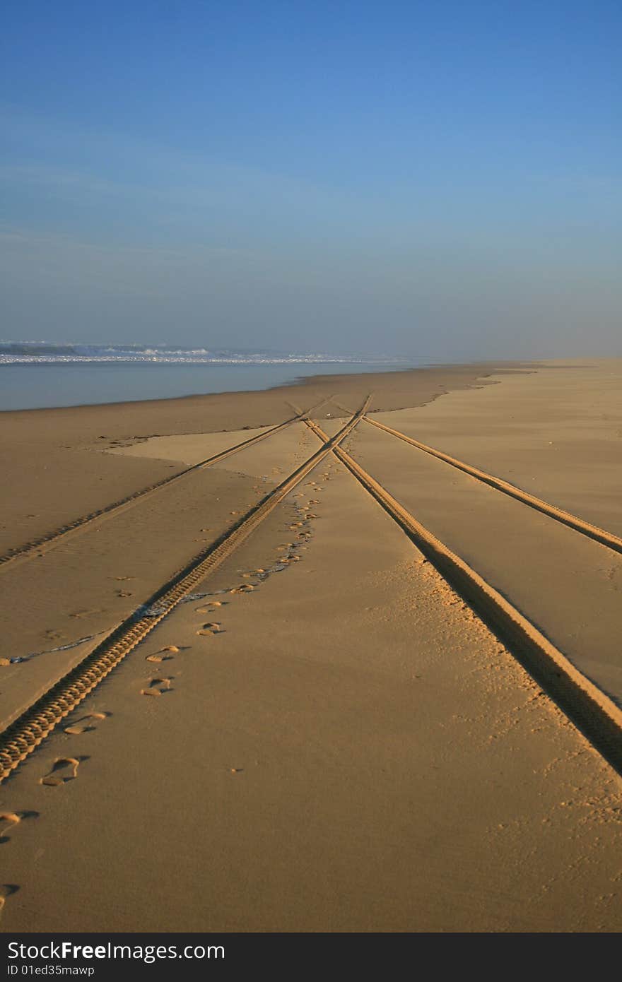 Atlantic ocean during flow; French coast, Gironde. Atlantic ocean during flow; French coast, Gironde