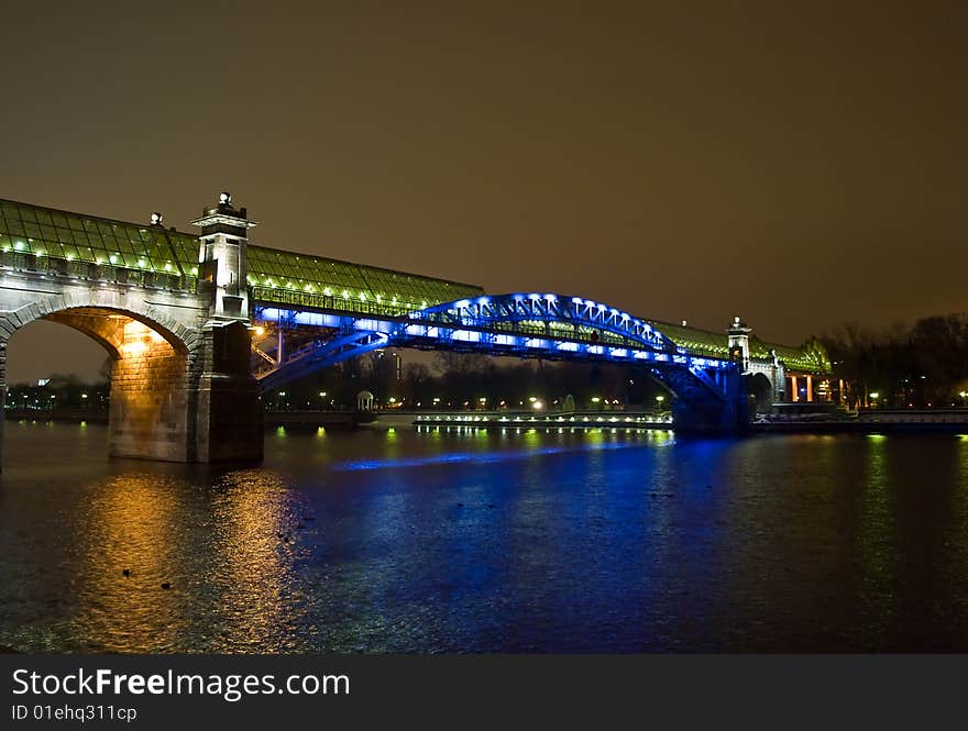 Foot bridge over the Moscow river. Night s