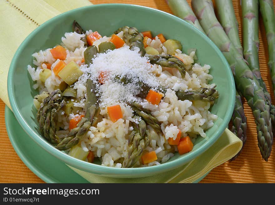 Asparagus salad with rice, shrimps and fish