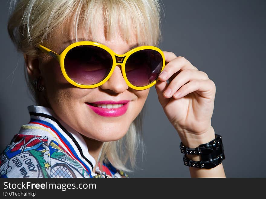 Fashion portrait of lovely woman in sunglasses