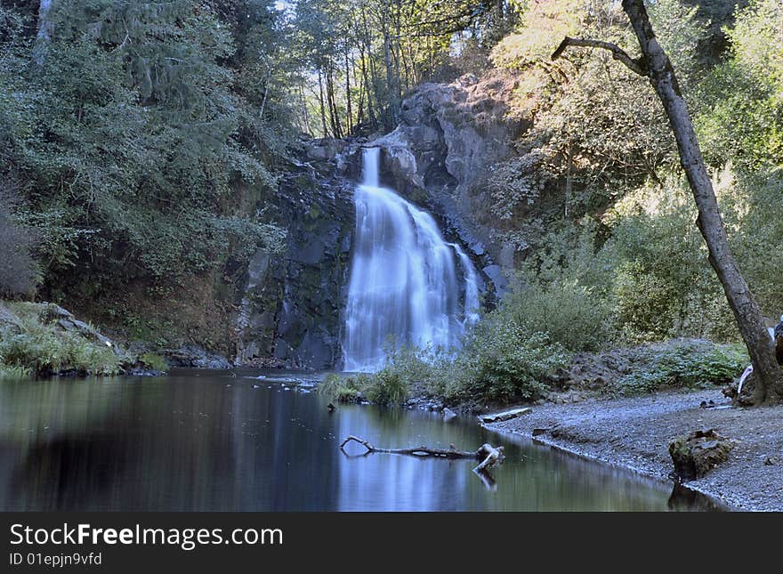 This falls is in the claskanine valley in oregon about 10 mi.south of astoria off of hwy202. This falls is in the claskanine valley in oregon about 10 mi.south of astoria off of hwy202