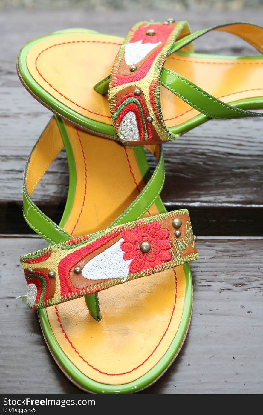 Beautiful sandalette for women and girls made in leather and textile