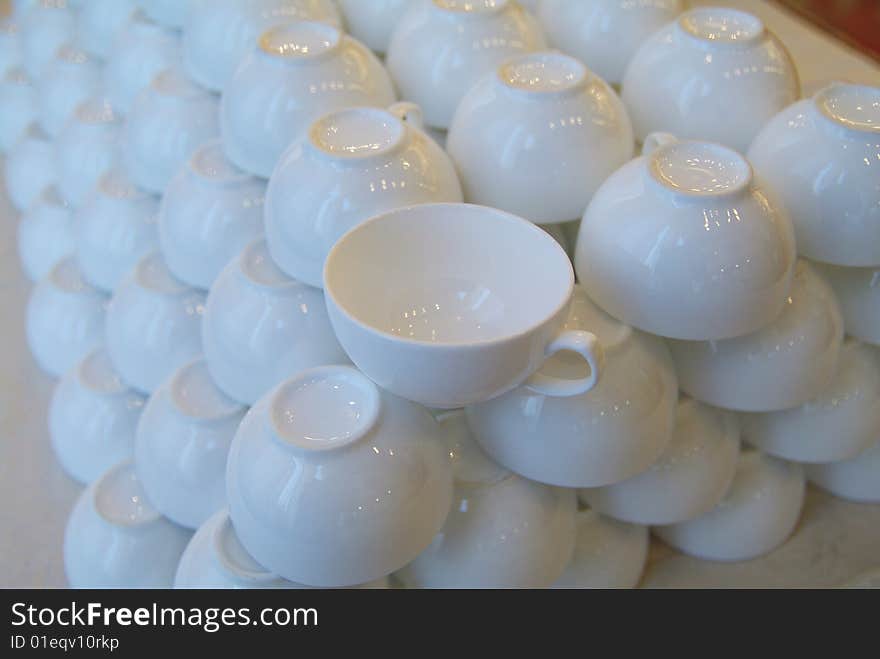 Many white bowl on the desk