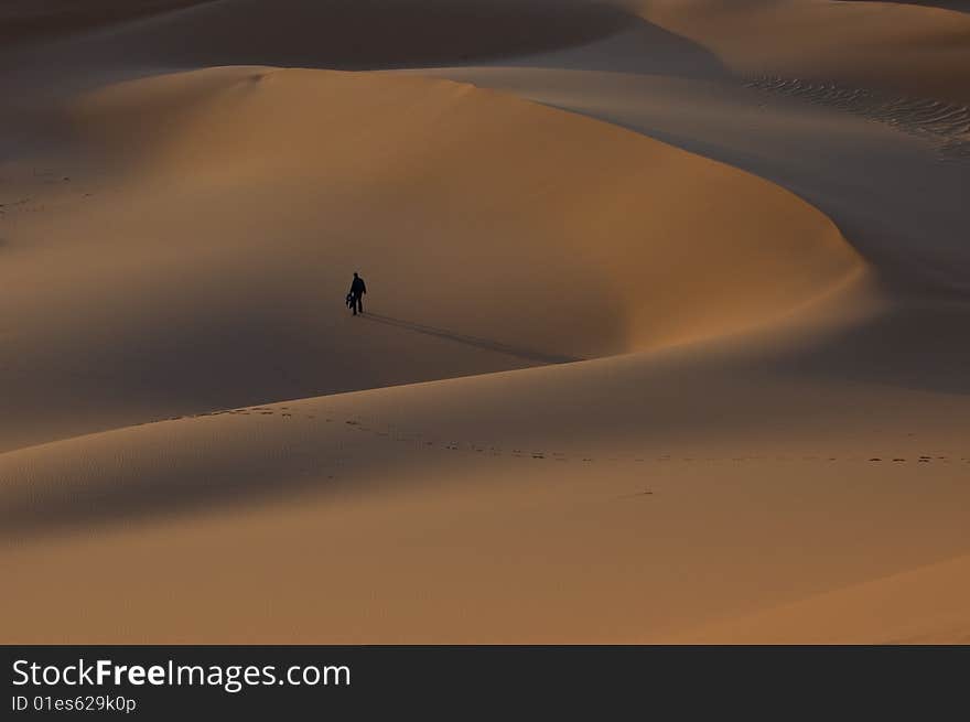 Man alone dune desert sahara