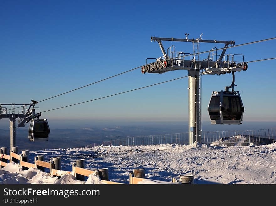 Mountain-skier lift.