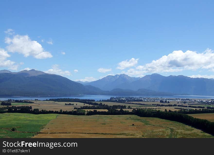 Scenic photo of a Lake with mountains in the background somewhere in New Zealand