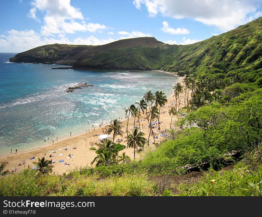 Hanauma Bay (which means curved bay) is a flooded crater, giving it a remarkable curvature. Hanauma Bay (which means curved bay) is a flooded crater, giving it a remarkable curvature.