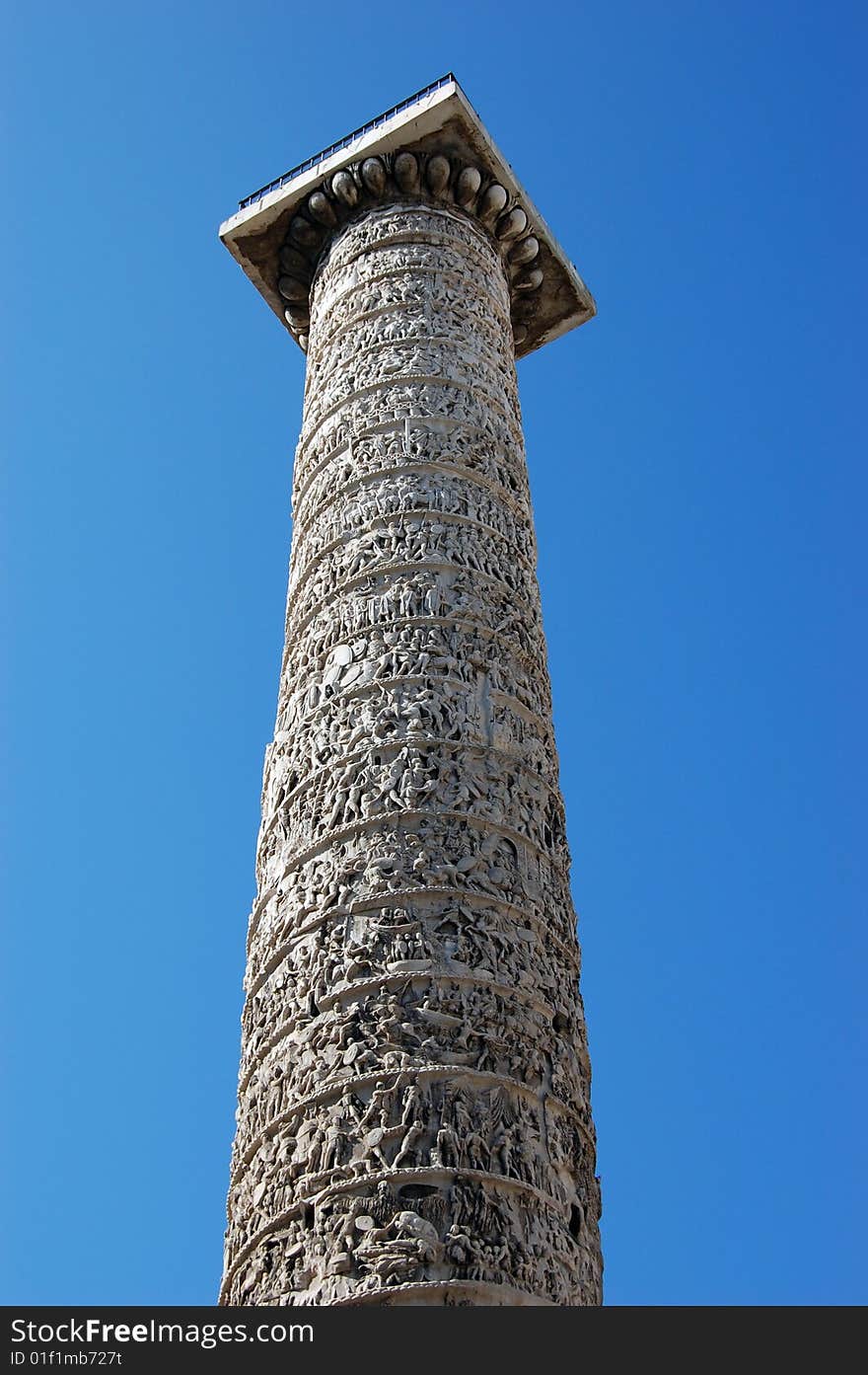 A sumptuous roman pole with amazing details.