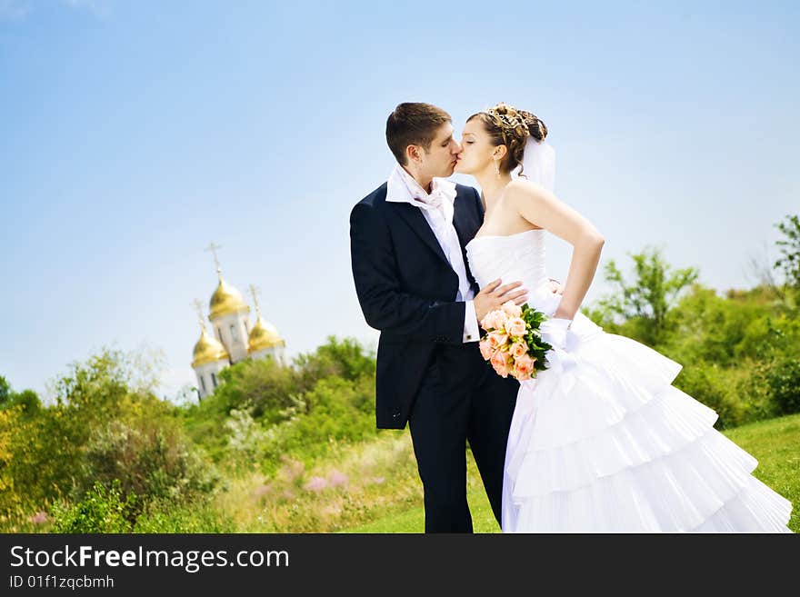 Kiss of bride and groom