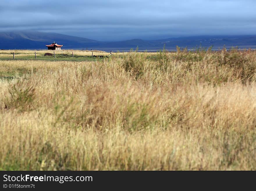 Under the prairie sky, the distance has a house. Under the prairie sky, the distance has a house