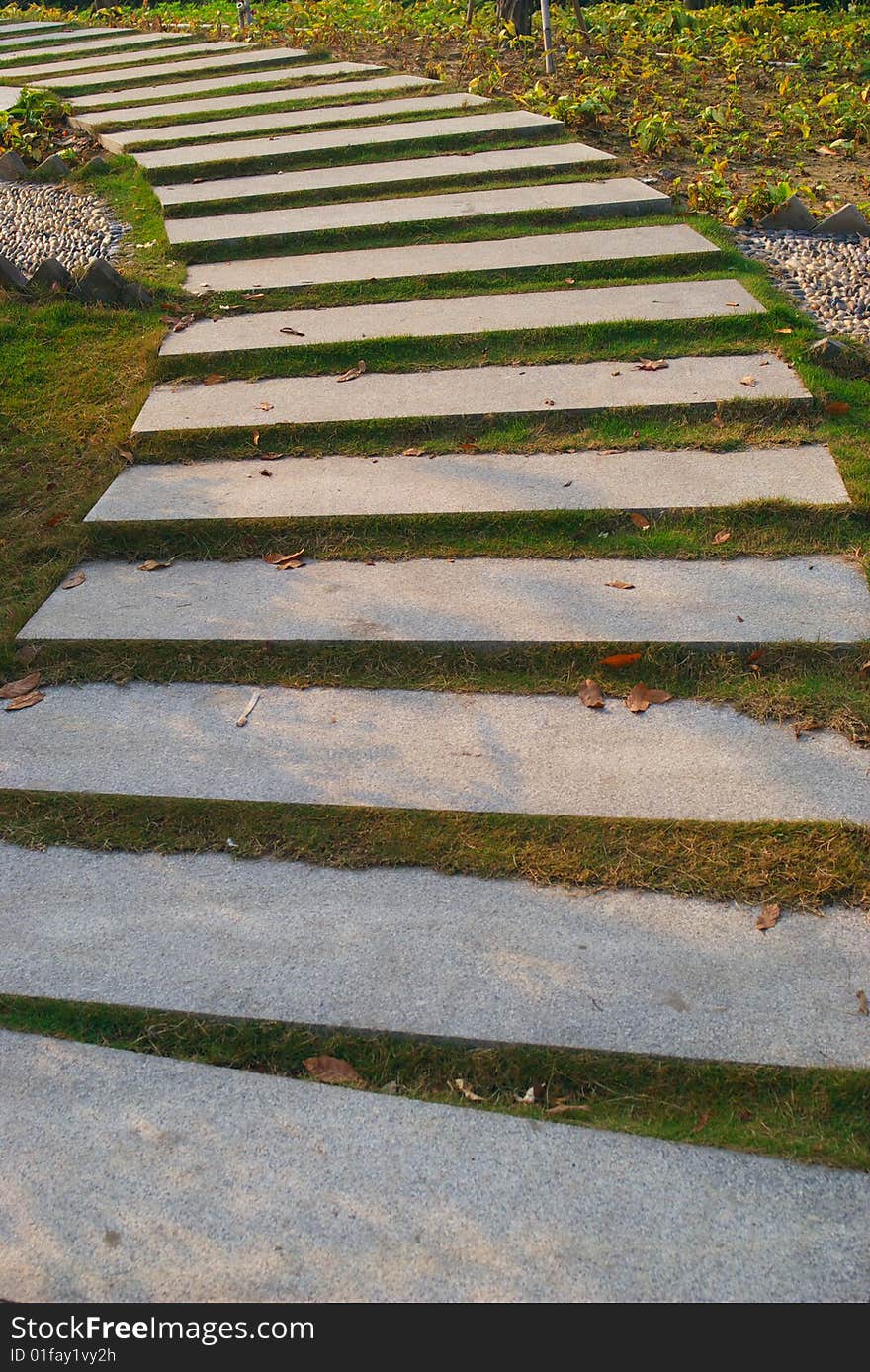 The stone alley goes toward to frontage. The stone alley goes toward to frontage.