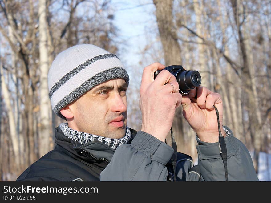 The man photographes in the winter