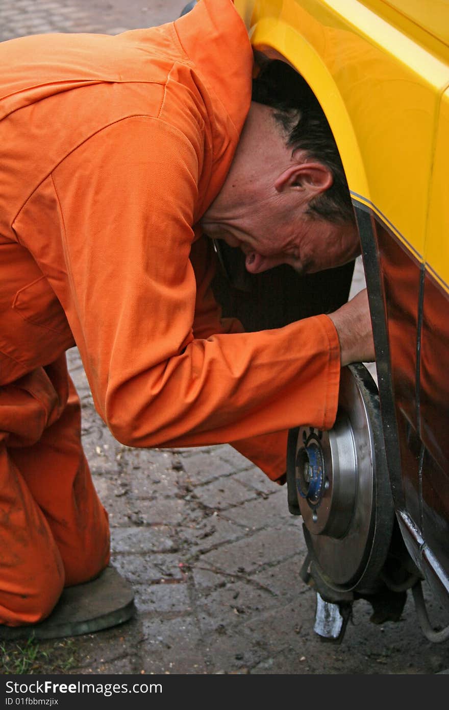 Mechanic changing wheel