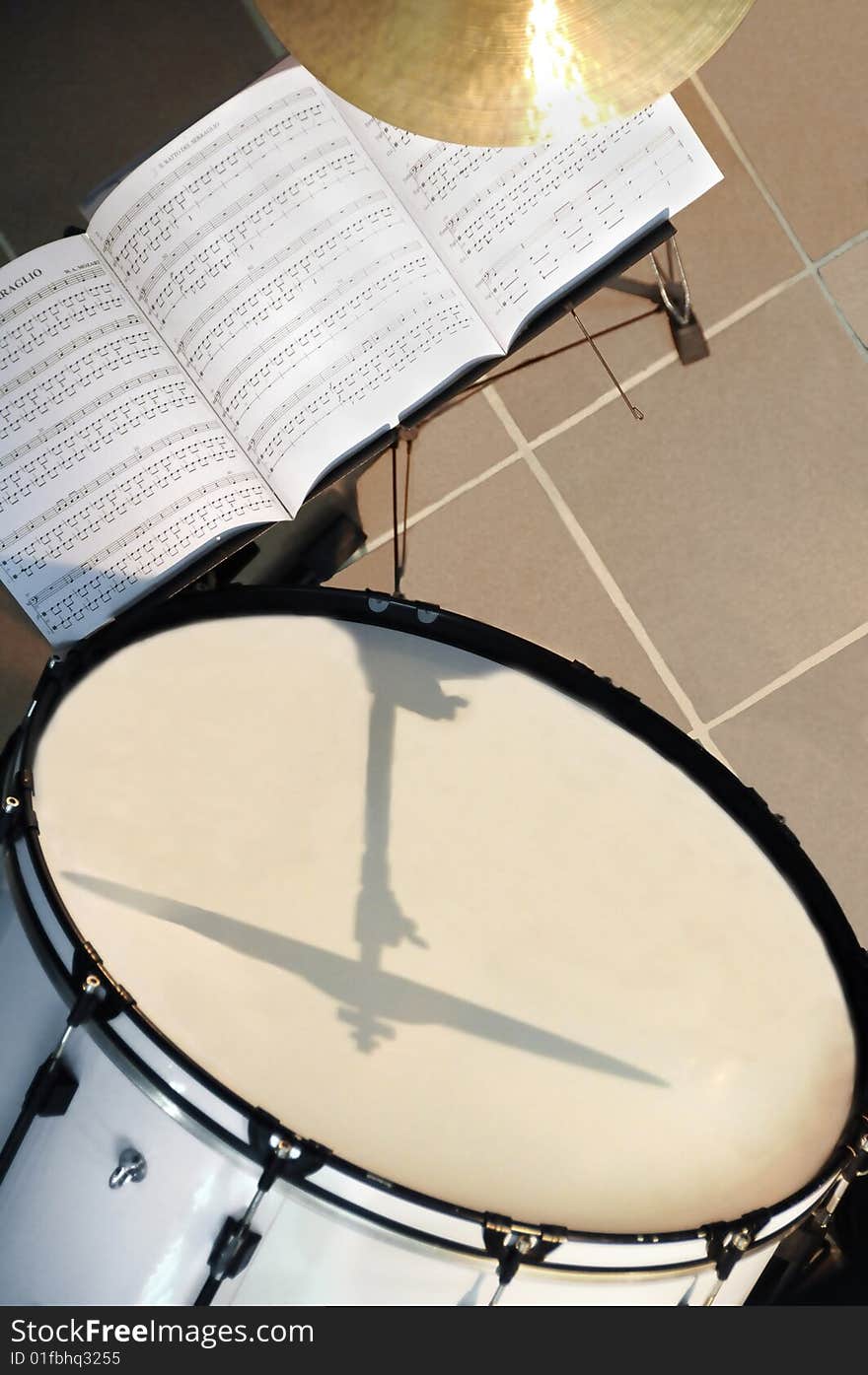 Big drum with shadow of plate, drum part printed on white paper