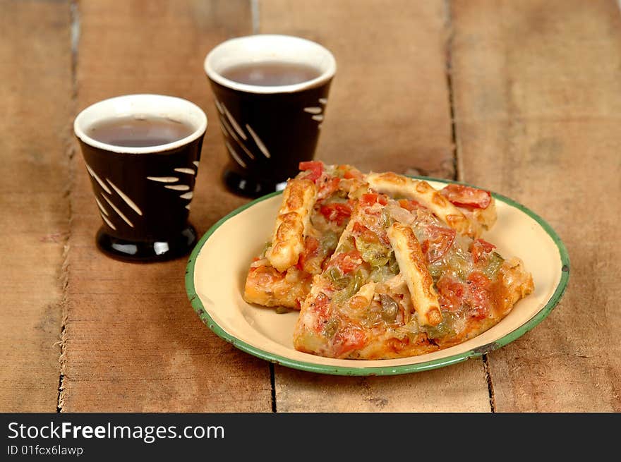 Black tea with pizza