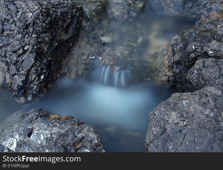 A water cascade between rocks.