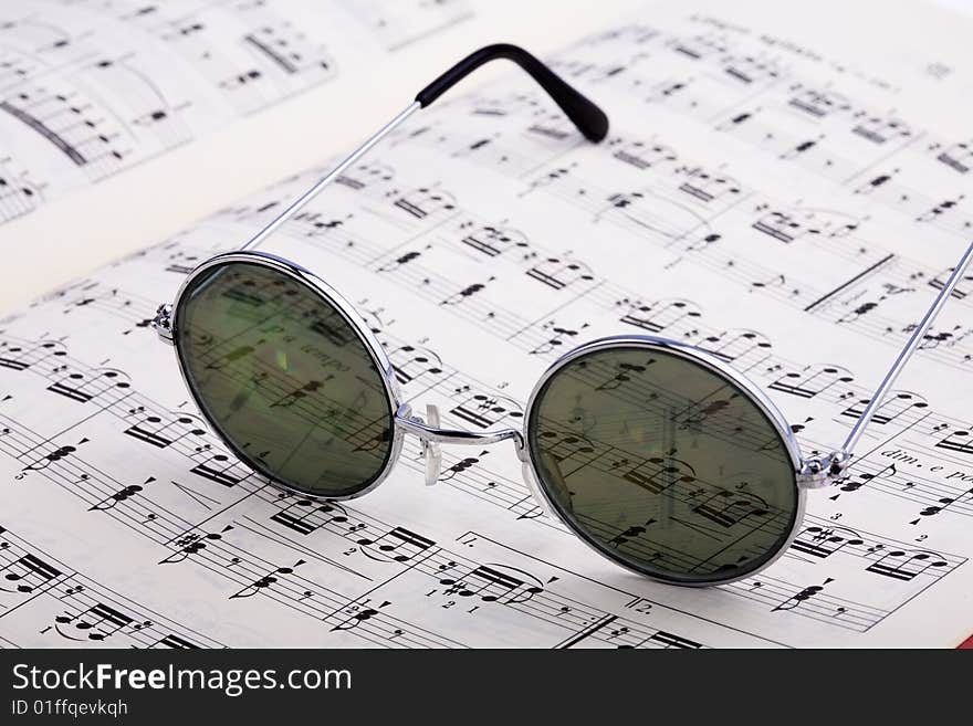 Reflect the pupil in the glasses with music notes background