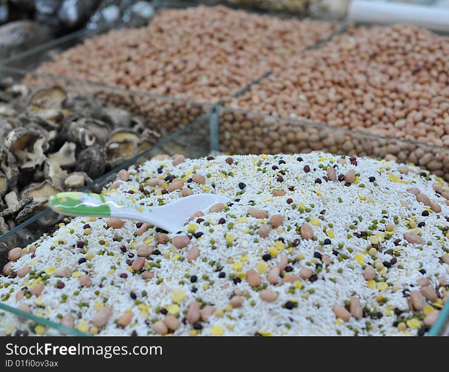 In the market sells each kind of grain