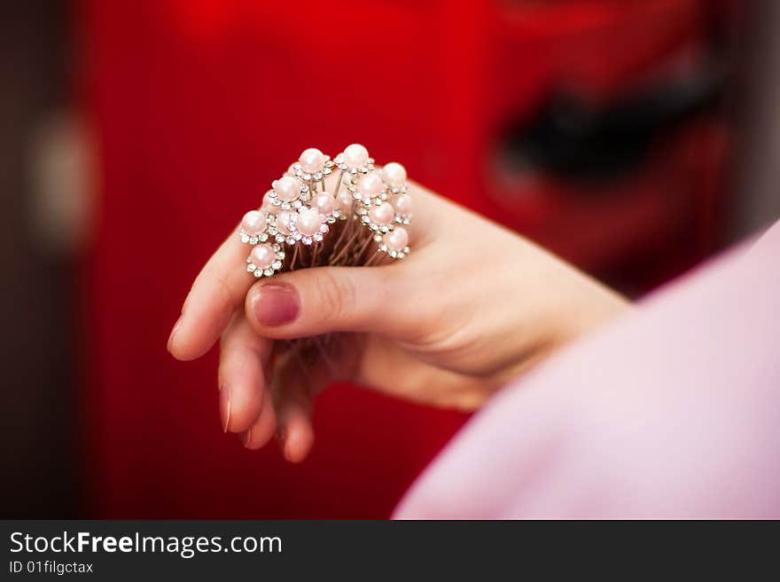 Some hairpins with pearls in a female hand