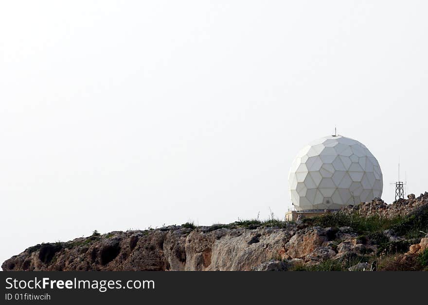 Radar installation on top of a cliff