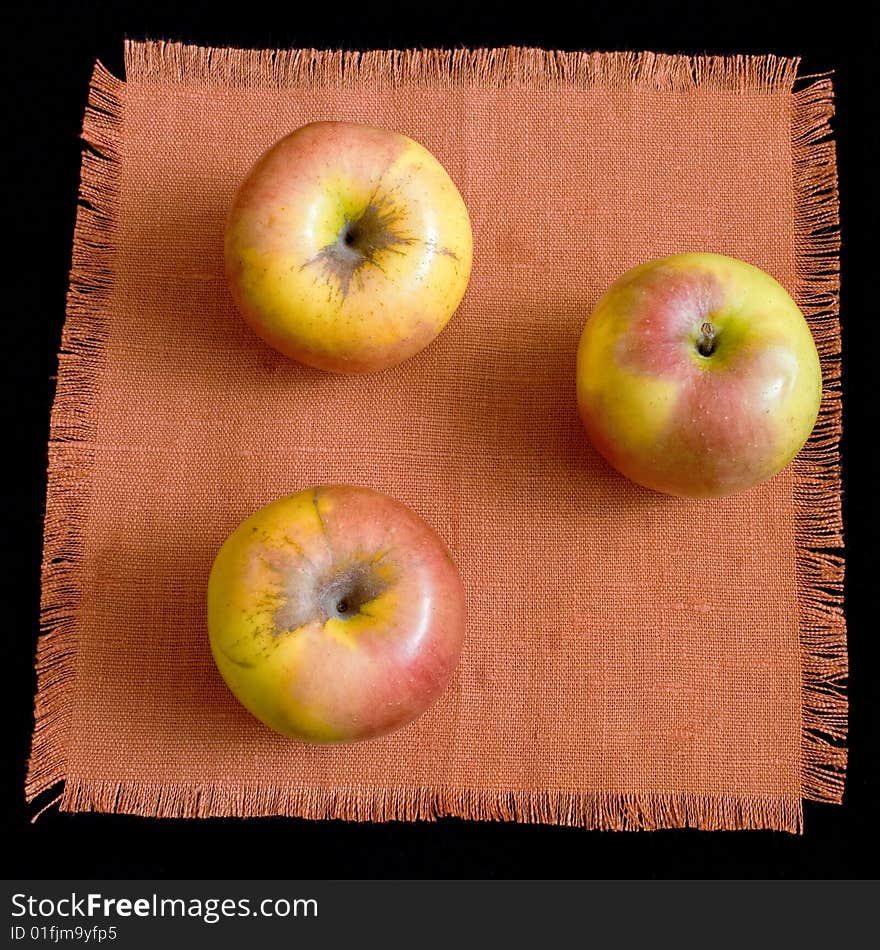 Apples on the rag, daylight. Apples on the rag, daylight