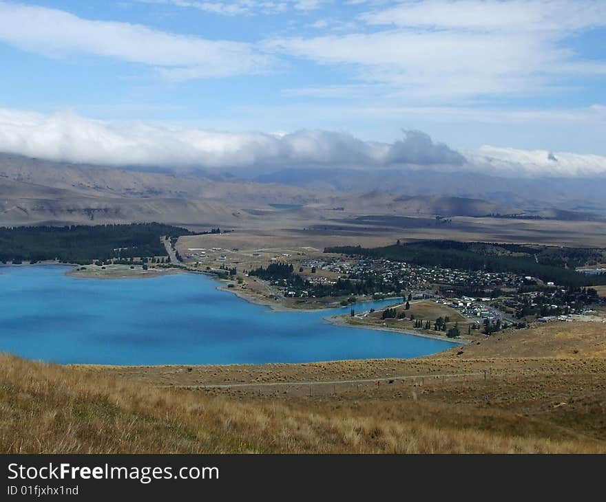 Scenic photo of a Lake with mountains in the background somewhere in New Zealand