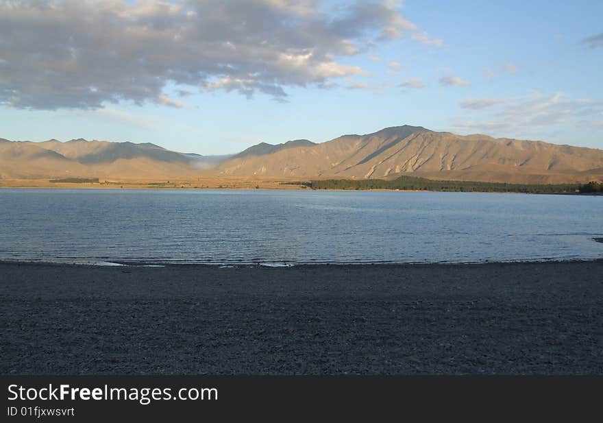 Scenic photo of a Lake with mountains in the background somewhere in New Zealand