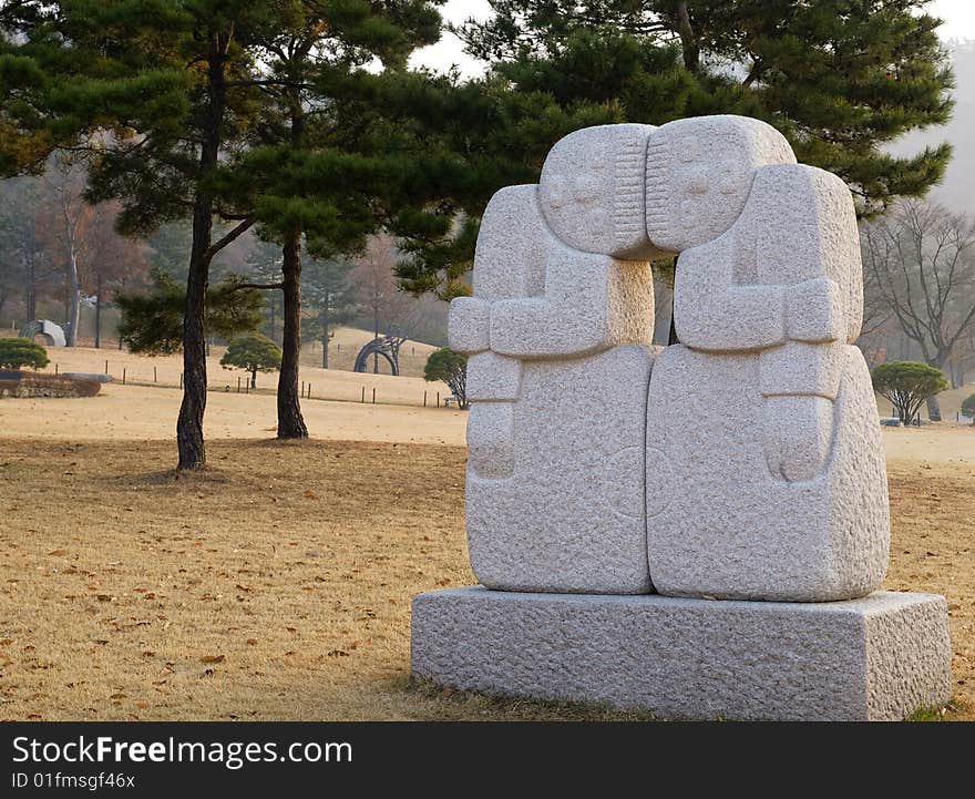 2008-11-12, Yong Pyong, Korea: A statute of two people leaning their heads together. 2008-11-12, Yong Pyong, Korea: A statute of two people leaning their heads together