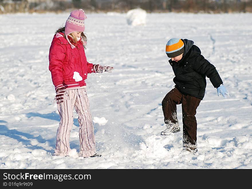 winter play - children in the park