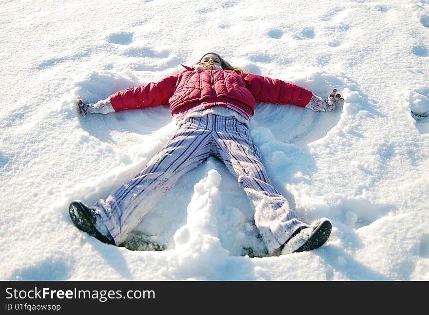 Winter play - girl in the park