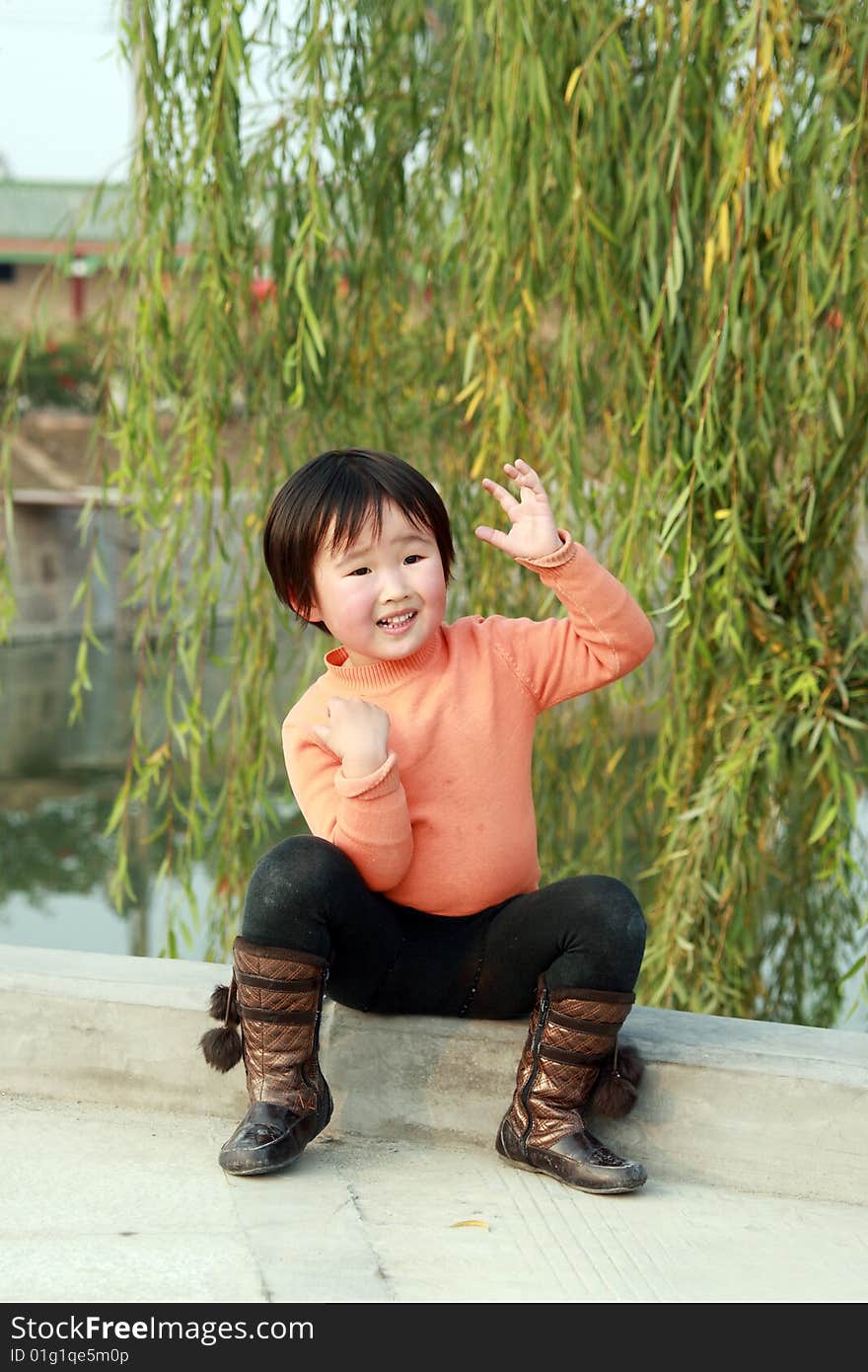 A lovely Chinese children to play outdoors.