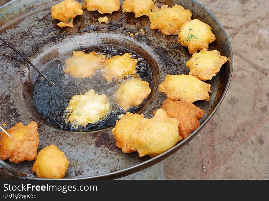 Food which fries in oil in the pot