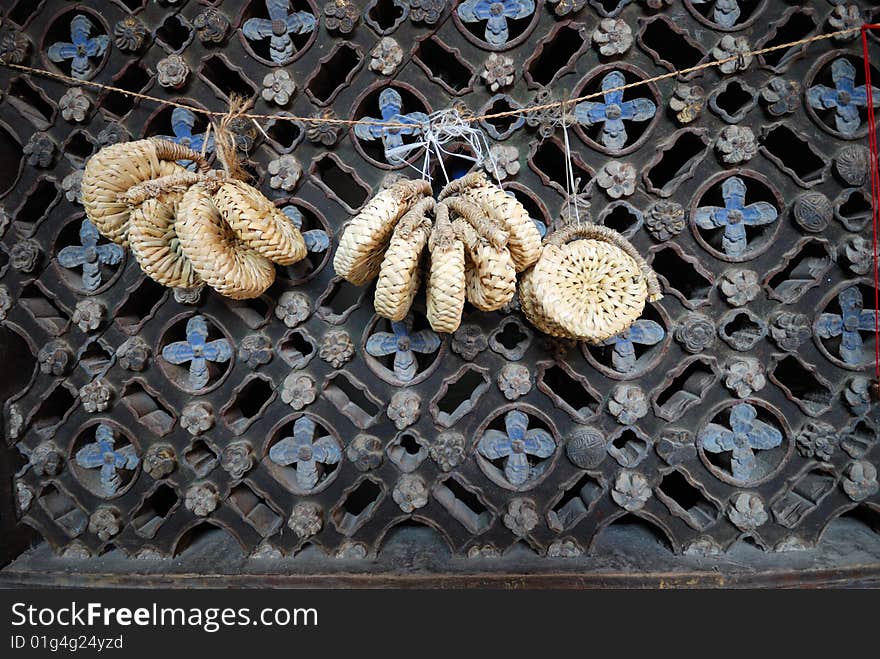 Before the window, hangs dry straw knitting goods