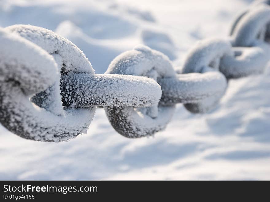 The metal chain covered with snow