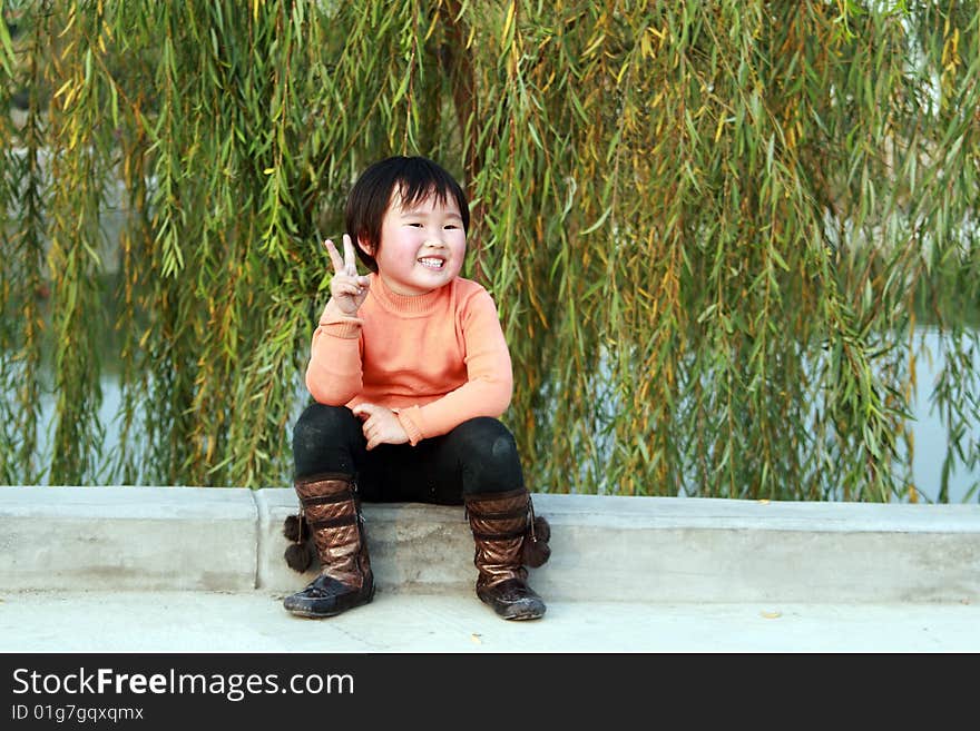 A lovely Chinese children to play outdoors.