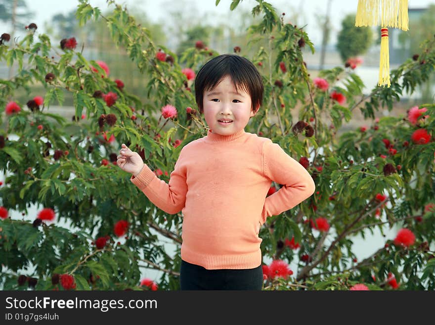 A lovely Chinese children to play outdoors.