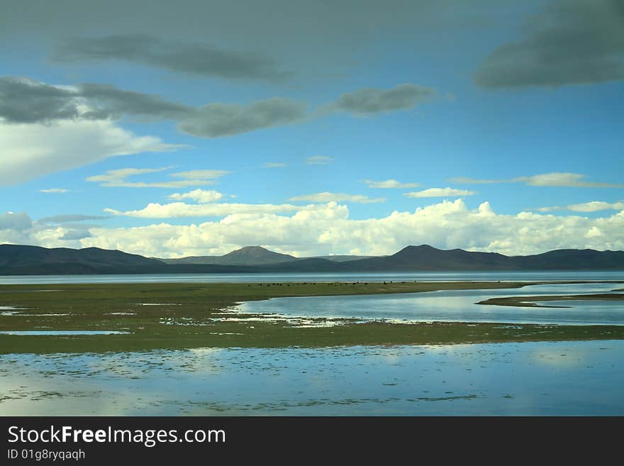 Lake Cuo Na in Tibet