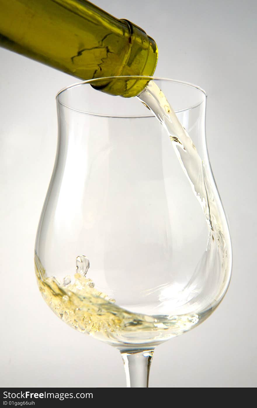 White wine and glass mouvement liquidon a white background