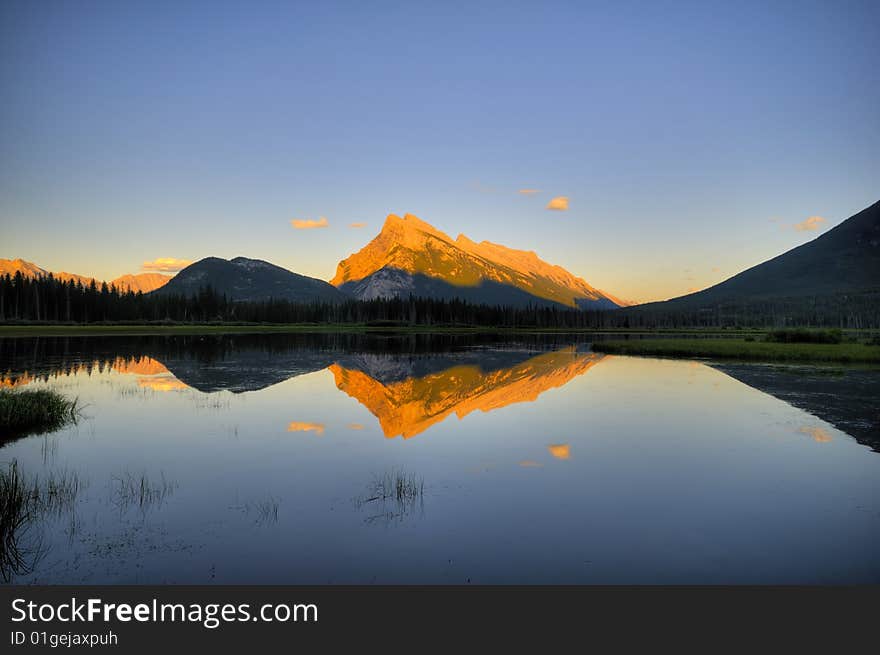 Vermillion lake and Mt. Rundle at dawn (Banff, Canada). Vermillion lake and Mt. Rundle at dawn (Banff, Canada)