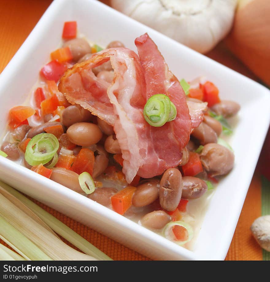 A fresh stew of beans and paprika with bacon