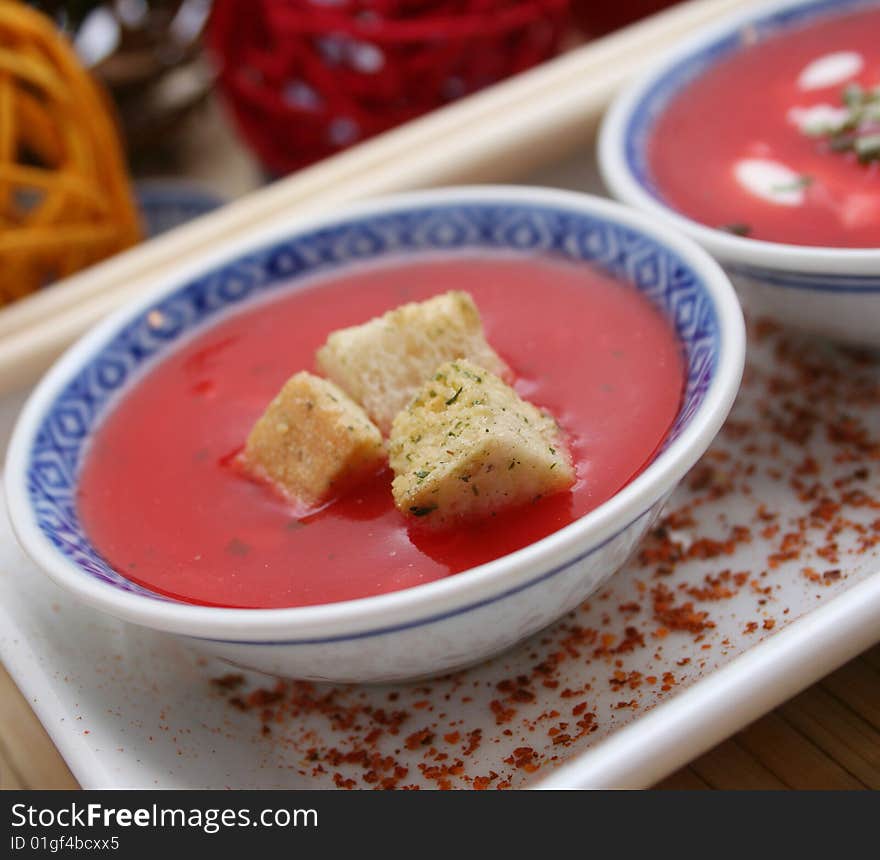 A fresh soup of tomatoes with some croutons