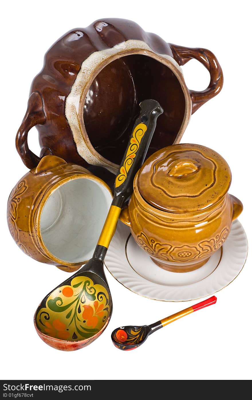 Ceramic ware of two sizes and wooden spoons with drawings. Ceramic ware of two sizes and wooden spoons with drawings.