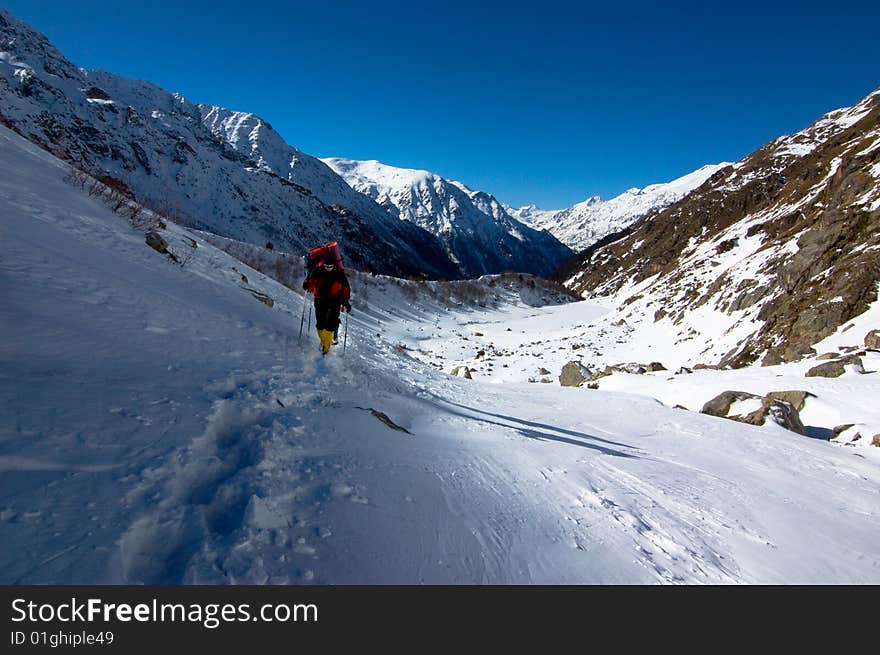 Hikers go up in mountains