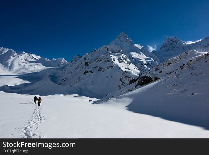 Hikers go up in mountains