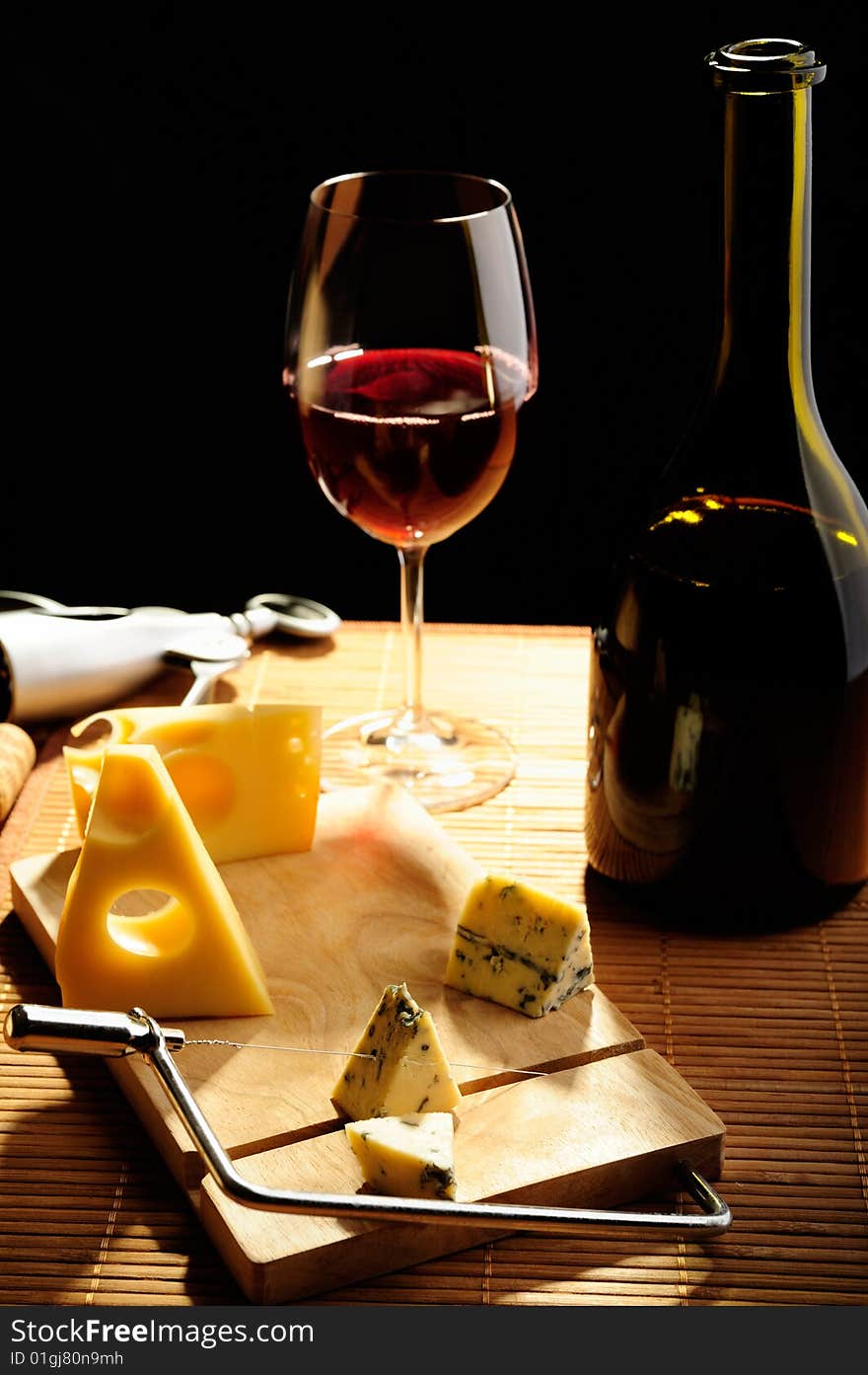 Red wine with slices of cheese