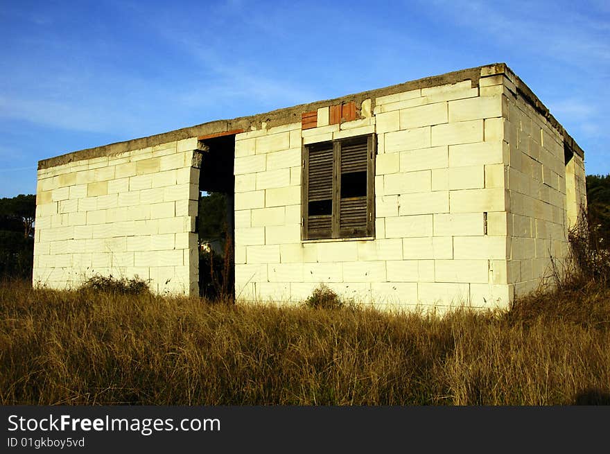 Old  broken house in the italian country