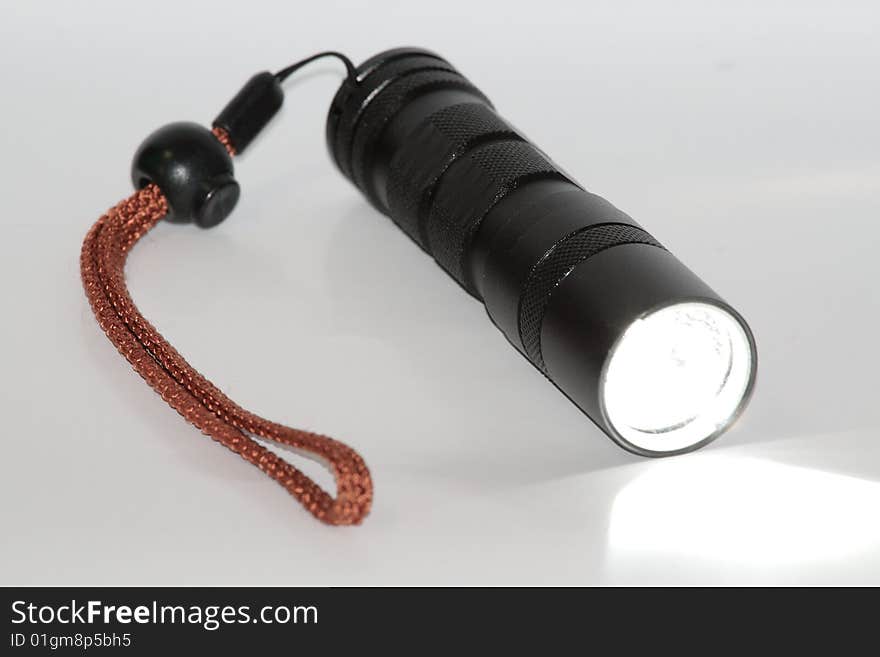 A High Intensive Discharge (HID) flashlight