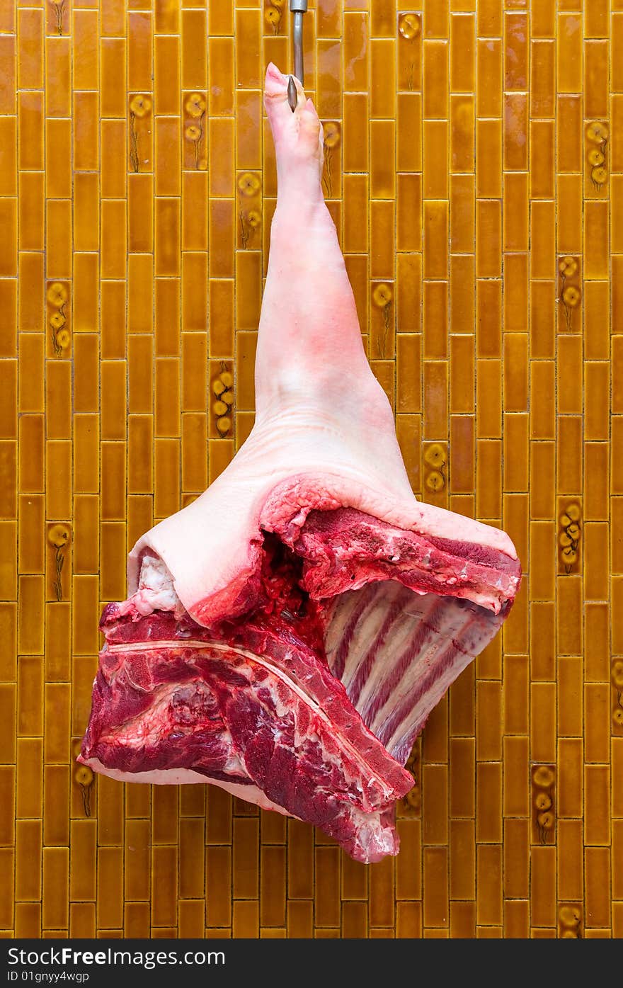 Fore leg of Italian pork. 	
Forequarter of pork attached to a hook