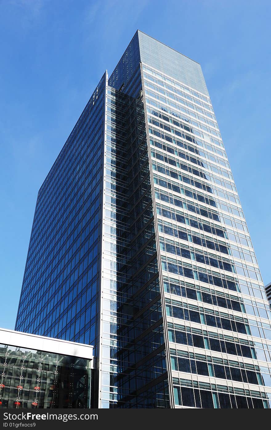 Very high office building made of glass and steel