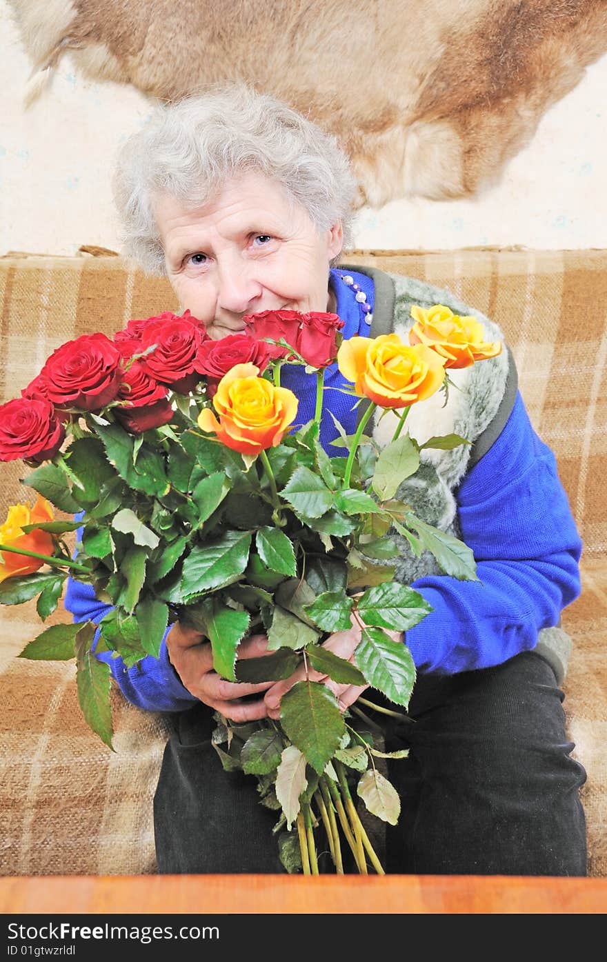 Portrait adult woman with bouquet rose